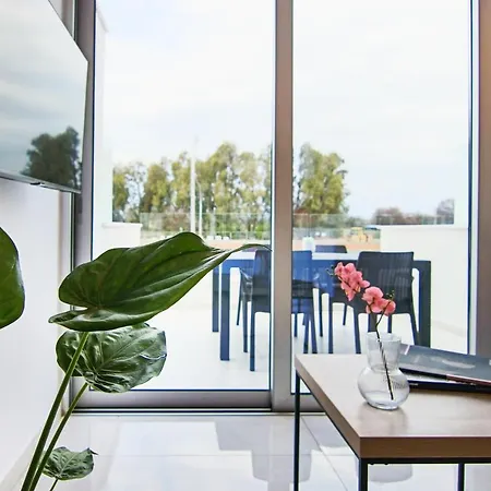 Phaedrus Living - Seaside Luxury Flat Harbour 110 Апартаменты Пафос